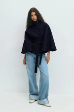 Veste cape élégante avec ceinture